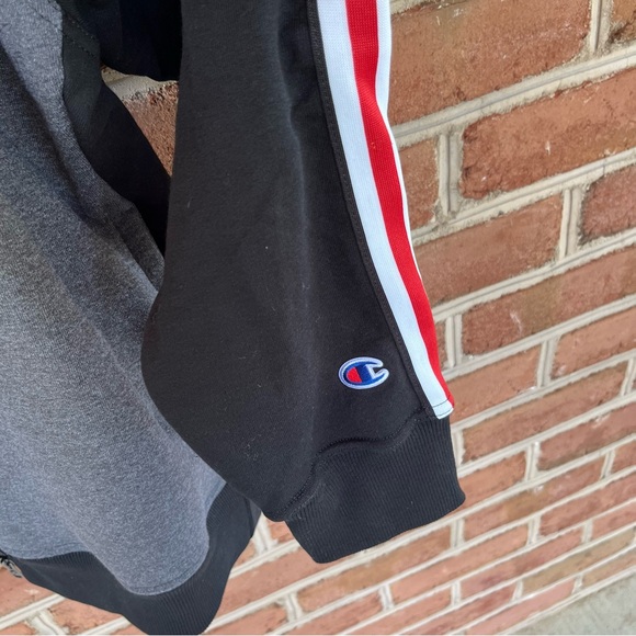 Zip up Champion sweatshirt. men’s size: XL. Unisex - Picture 4 of 9